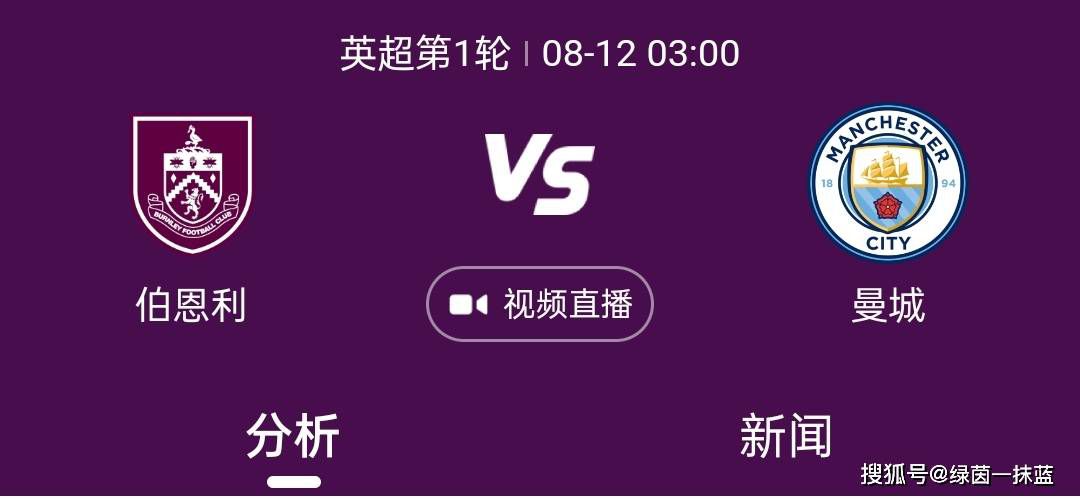 尤文队内的头号点球手是弗拉霍维奇，但他主动拿起球交给了小基耶萨，让小基耶萨来主罚这个点球。